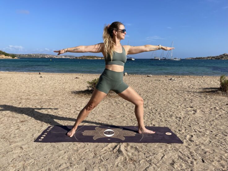 kobieta ćwicząca jogę na plaży