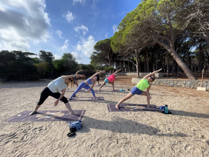 joga na plaży podczas rejsu z jogą